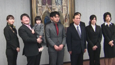 当日の表彰式にて。声優の杜若由布也さん（左）林枝美：担当クリエイティブ（左から二番目）・弊社社長：鈴木俊行（左から三番目）