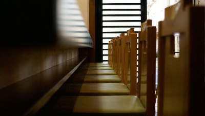 当日の表彰式にて。声優の杜若由布也さん（左）林枝美：担当クリエイティブ（左から二番目）・弊社社長：鈴木俊行（左から三番目）