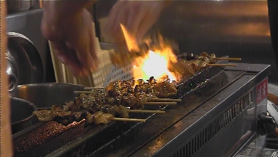 当日の表彰式にて。声優の杜若由布也さん（左）林枝美：担当クリエイティブ（左から二番目）・弊社社長：鈴木俊行（左から三番目）